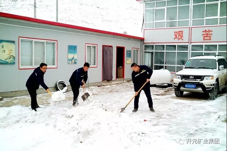 人間四月芳菲盡，山中春雪還復來